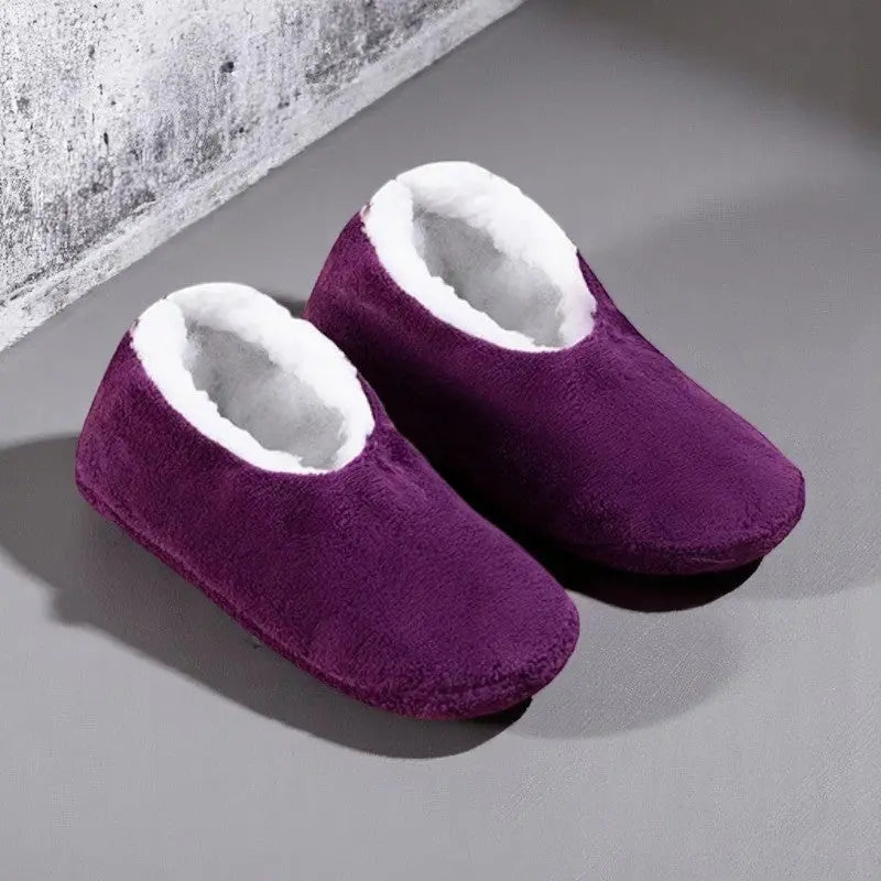 Chaussettes chaussons femme violet profond avec doublure intérieure blanche moelleuse.