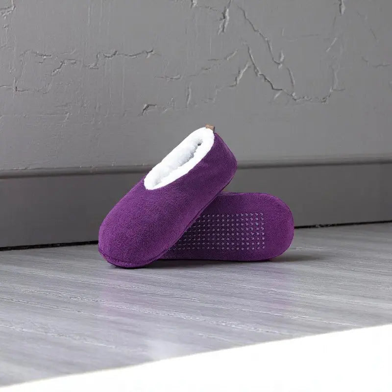Chaussettes chaussons femme violet foncé avec semelle antidérapante et finition en velours.