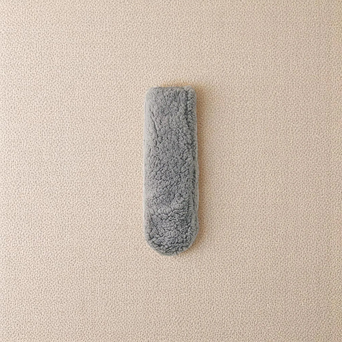 Chaussons gris moelleux pour garder les pieds au chaud.