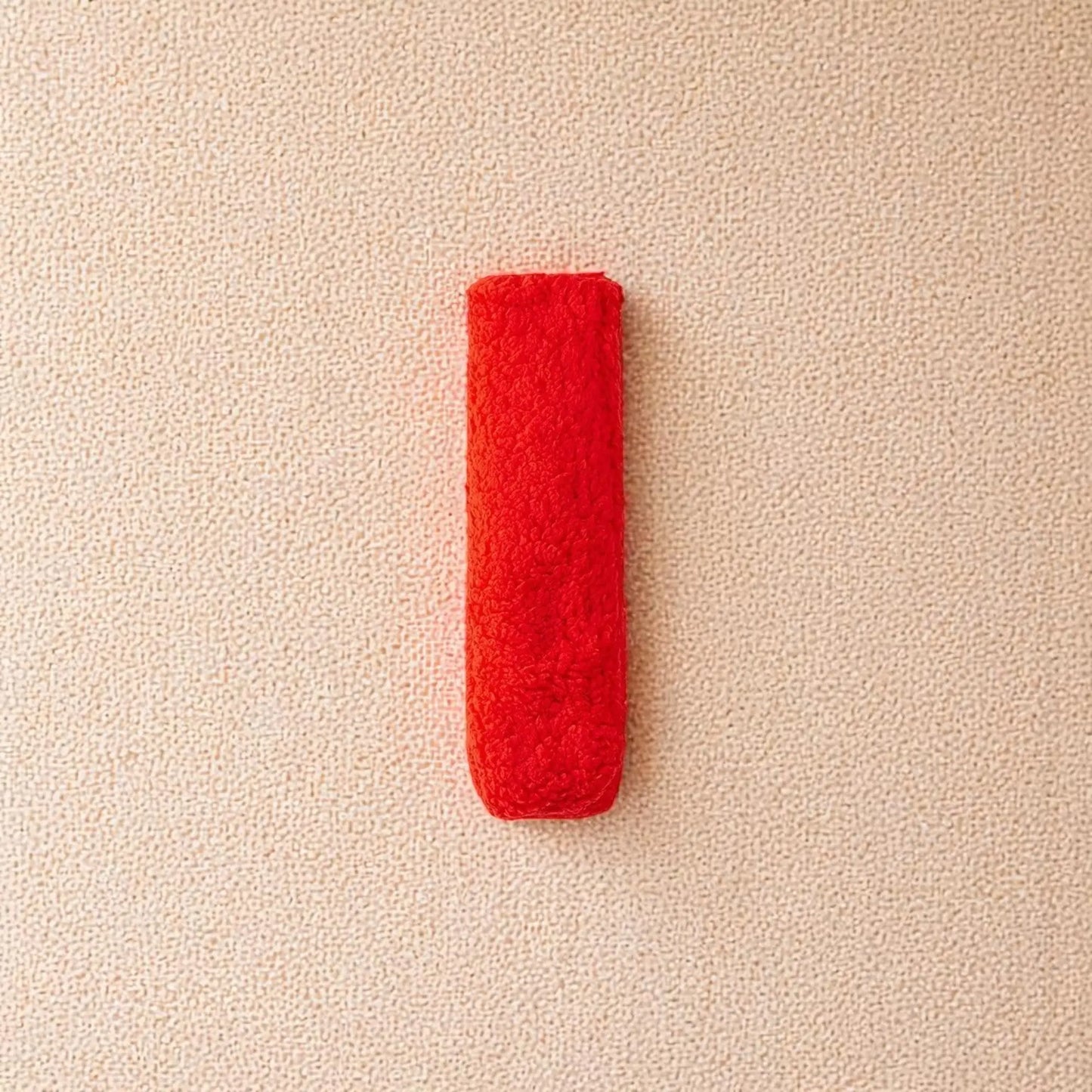 Chaussettes chaussons rouges pour homme avec texture polaire.