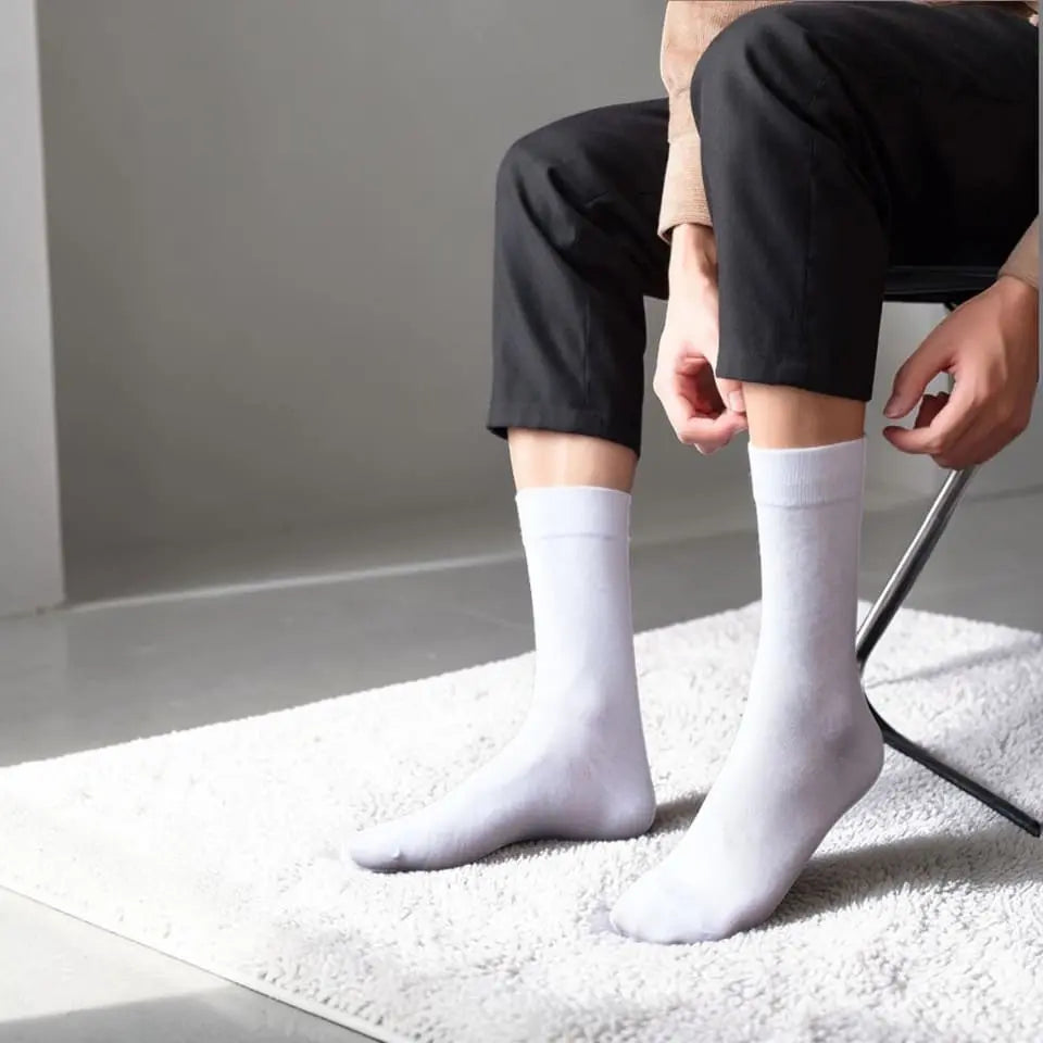 Homme portant des chaussettes coton blanches confortables pour usage quotidien.