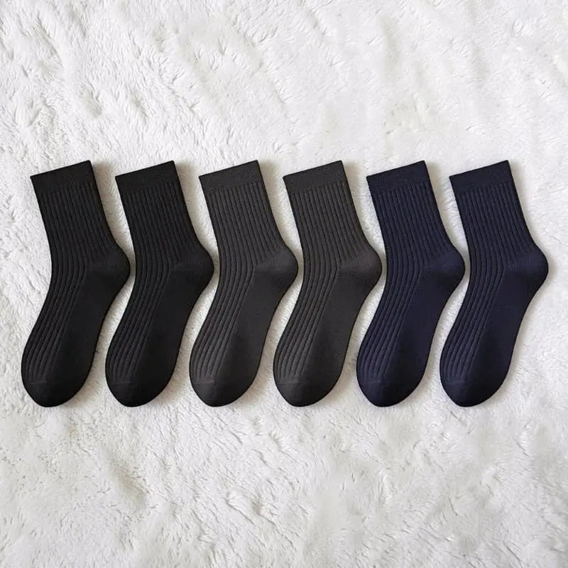 Chaussettes coton homme noires grises et bleu foncé élégantes et confortables pour tous les jours.