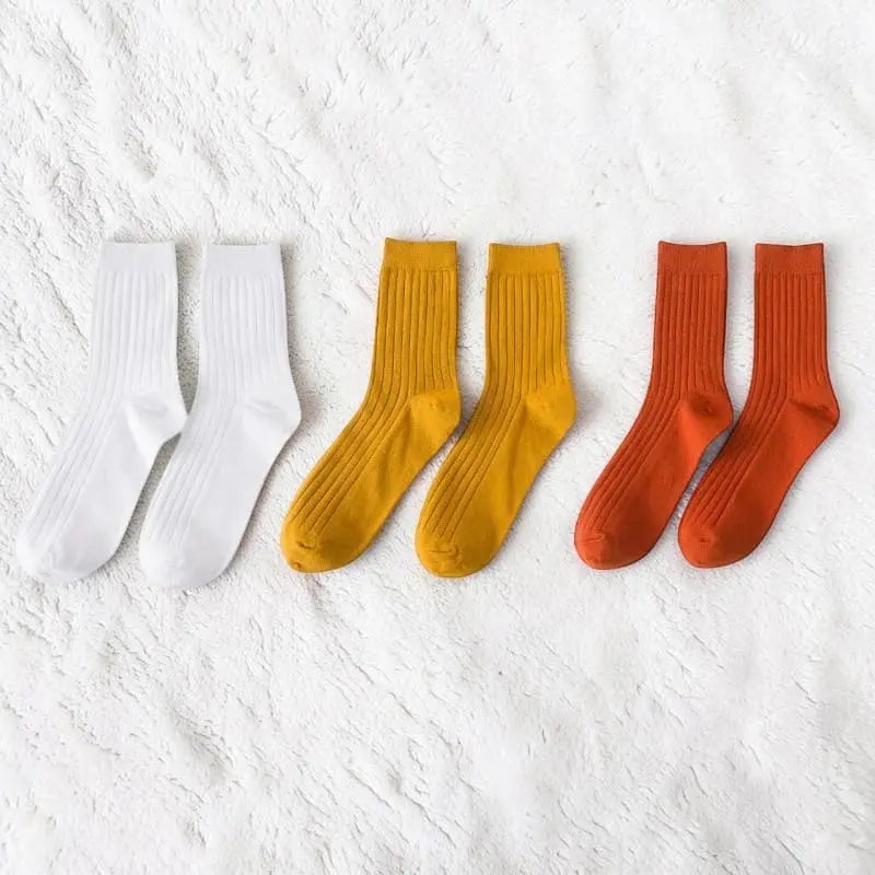 Chaussettes coton homme colorées confortables en blanc jaune et orange pour un style moderne.