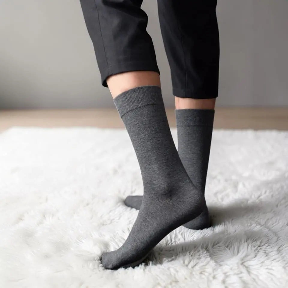 Chaussettes coton homme grises portées style casual confort quotidien.