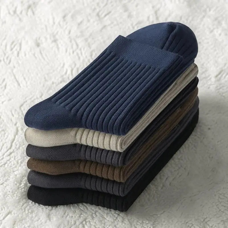 Lot de chaussettes coton homme empilées avec plusieurs couleurs pour un confort au quotidien.