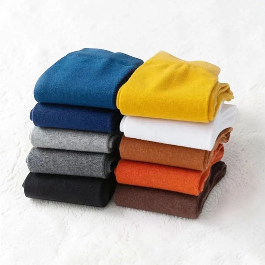 Lot de chaussettes coton homme empilées plusieurs couleurs tissu doux et respirant.