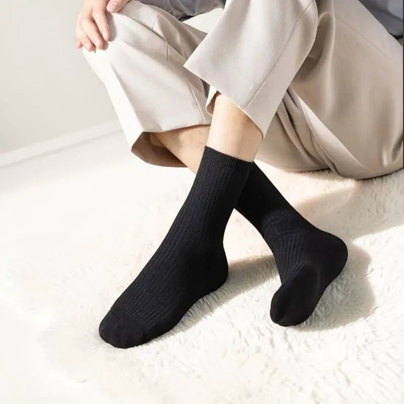 Chaussettes coton homme portées confortables avec maintien optimal pour un usage quotidien.