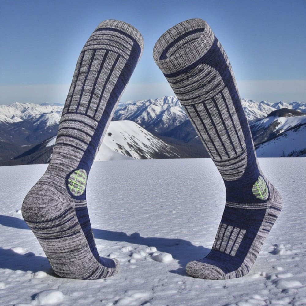 Chaussette de ski bleu marine avec zones amorties pour le confort en montagne.