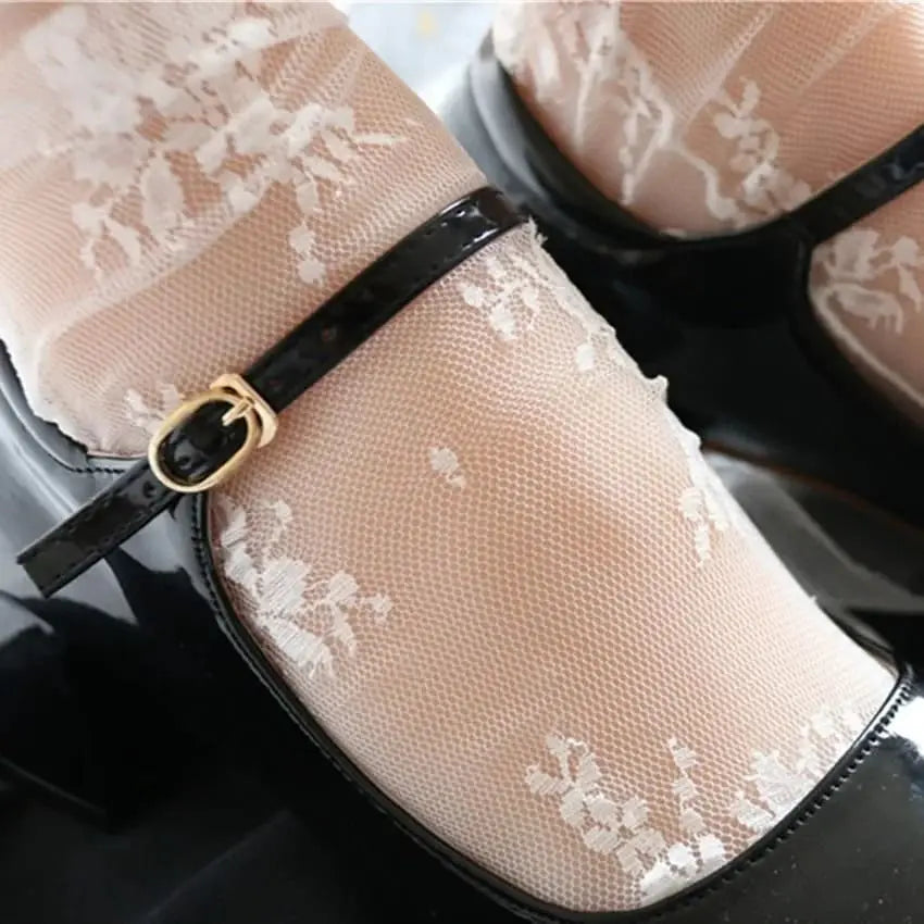 Zoom sur chaussette dentelle blanche femme, détails floraux raffinés et texture douce.