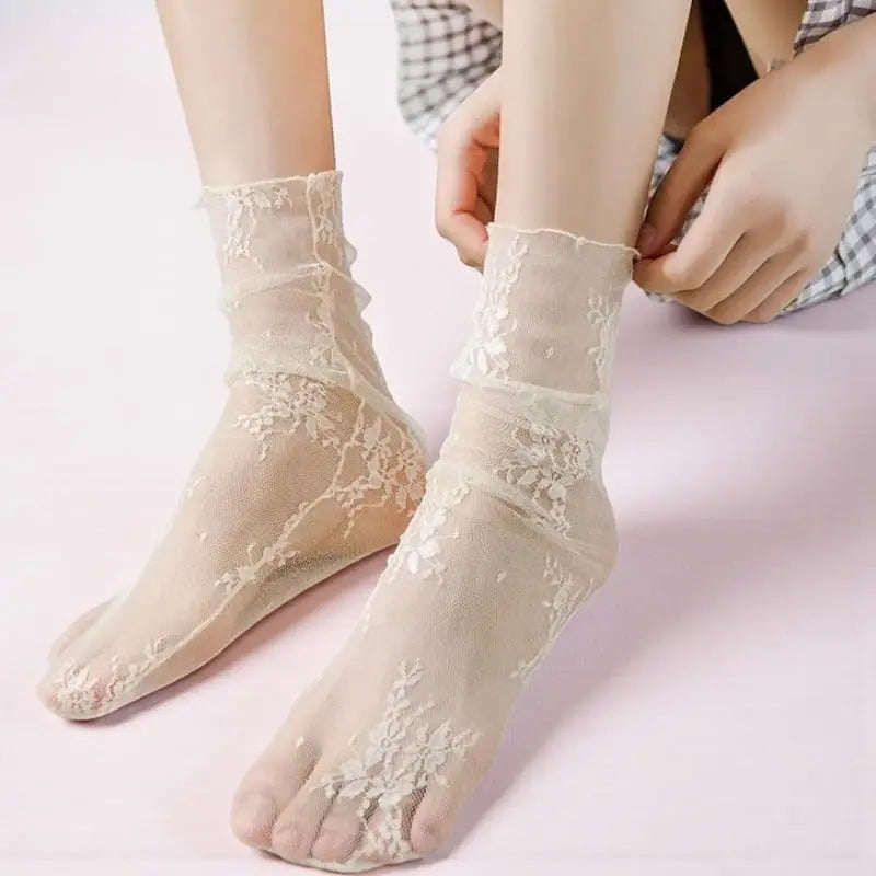Chaussette dentelle femme beige transparente, effet seconde peau et touche romantique.