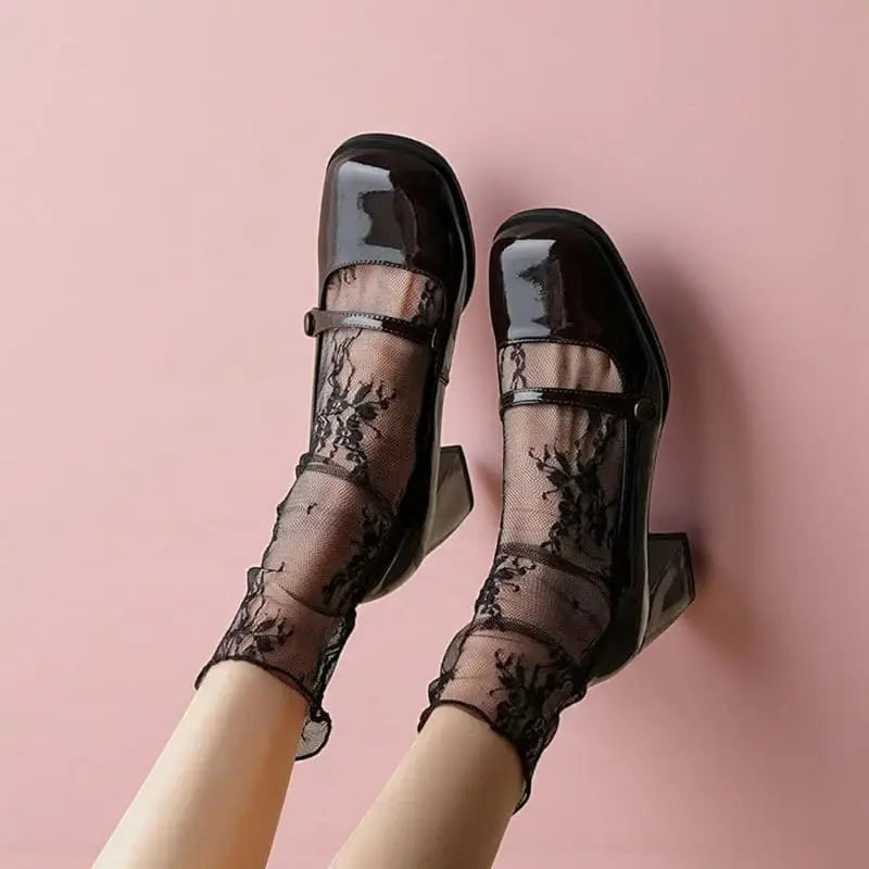 Chaussette dentelle noire femme portée avec chaussures vernies, style chic et féminin.