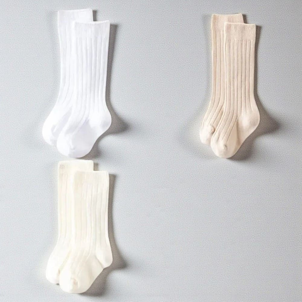 Chaussettes hautes enfant blanches et beiges au style intemporel.