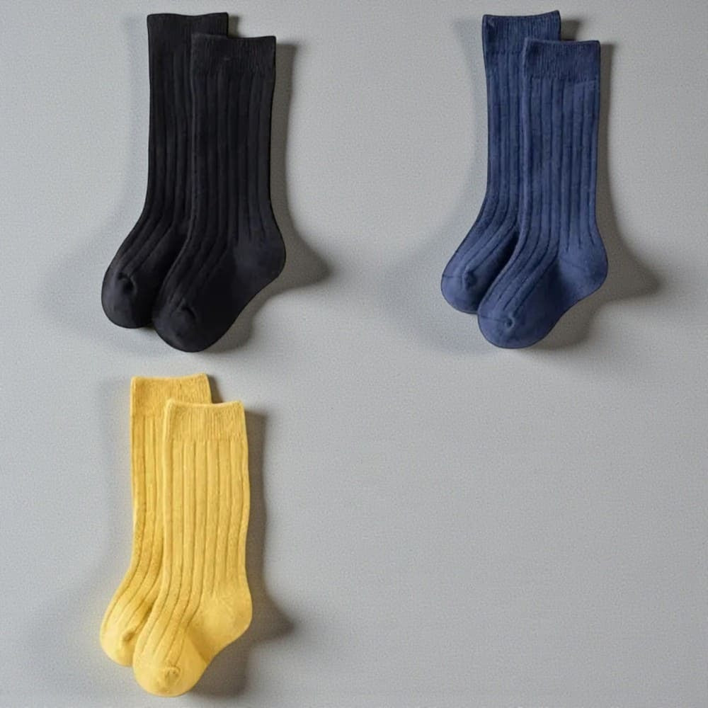 Chaussette haute enfant en coton côtelé pour un maintien confortable toute la journée.