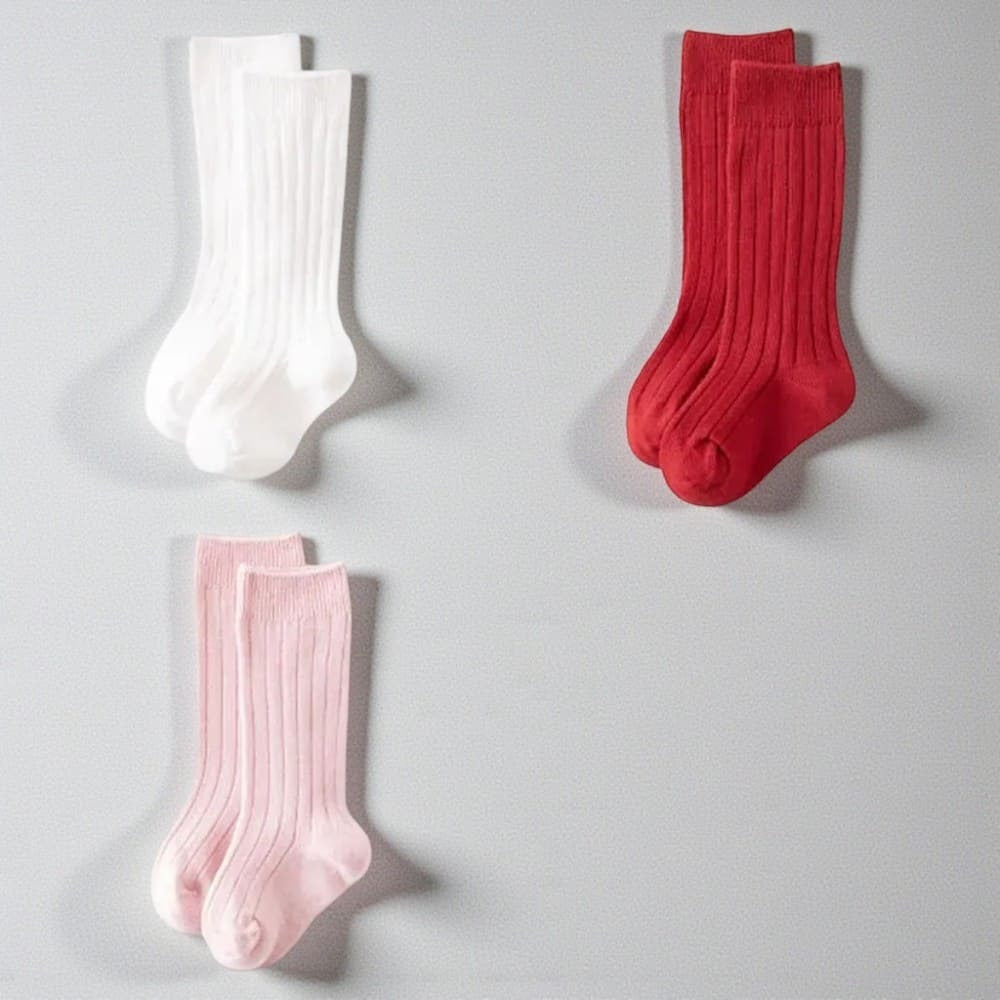 Chaussettes hautes enfant en couleurs unies, idéales pour le quotidien et l’école.
