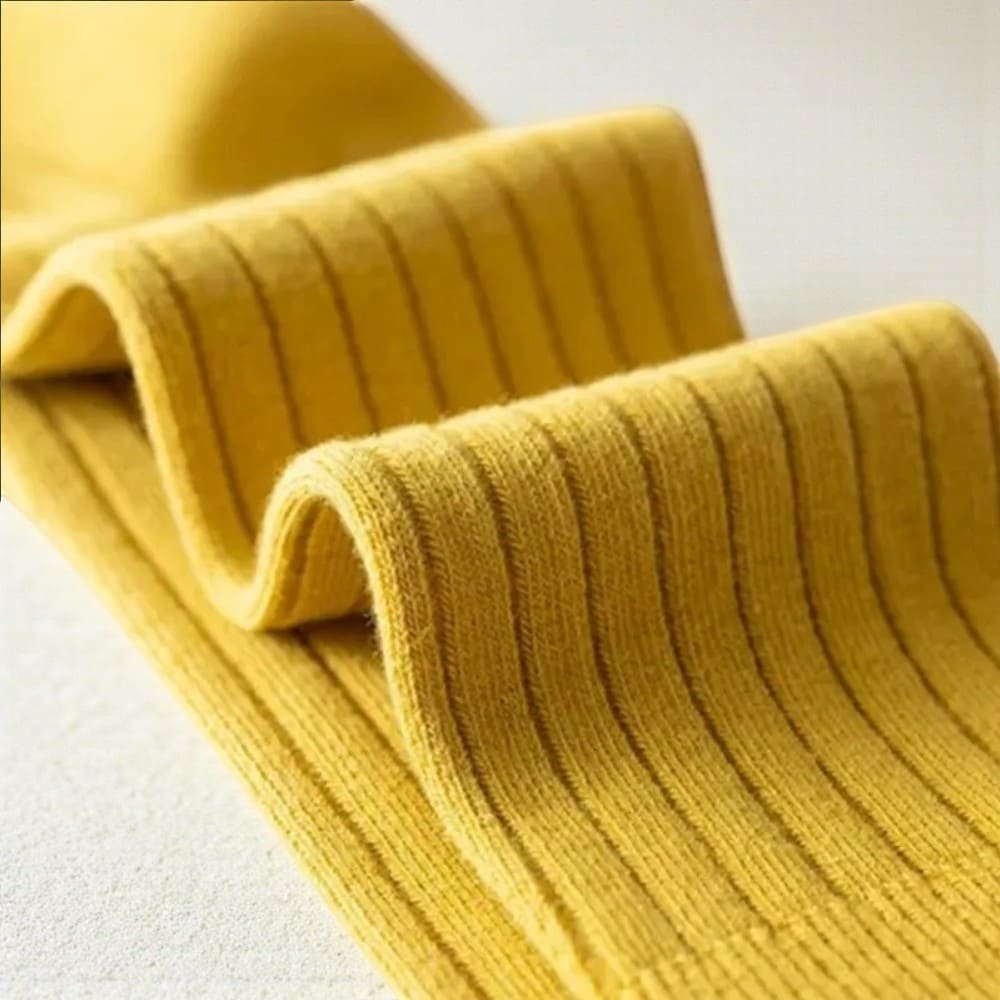 Détail de la maille douce et extensible des chaussettes hautes enfant.