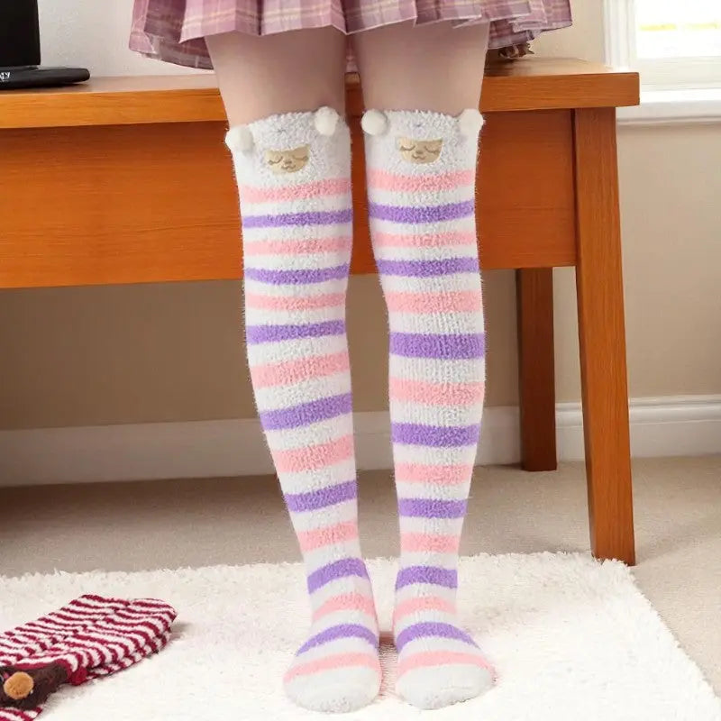 Chaussettes hautes rayées roses, lilas et blanches avec tête de mouton en relief.
