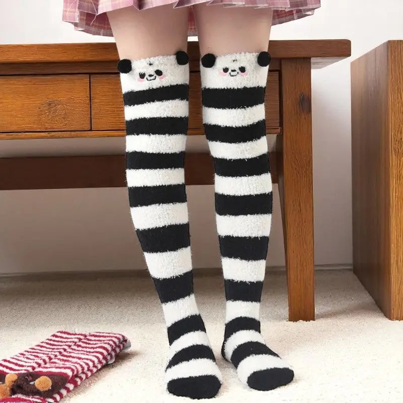 Chaussettes hautes à rayures noires et blanches avec visage de panda en haut de la tige.