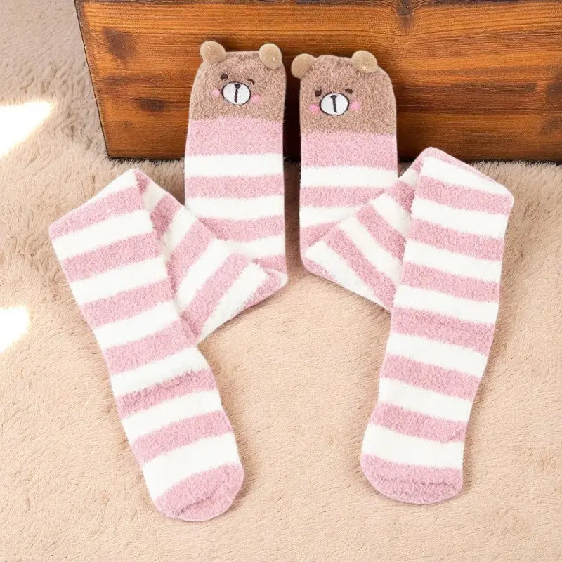 Chaussettes hautes femme rose et blanc à rayures, motif ours, vues à plat sur moquette beige.