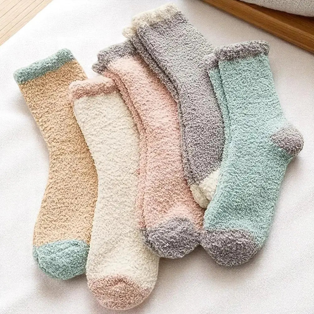 Lot de chaussettes en laine pour femme dans des teintes pastel douces.