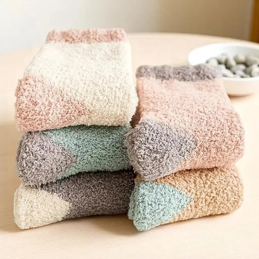 Chaussettes en laine femme rose et écru pliées, douces et confortables.