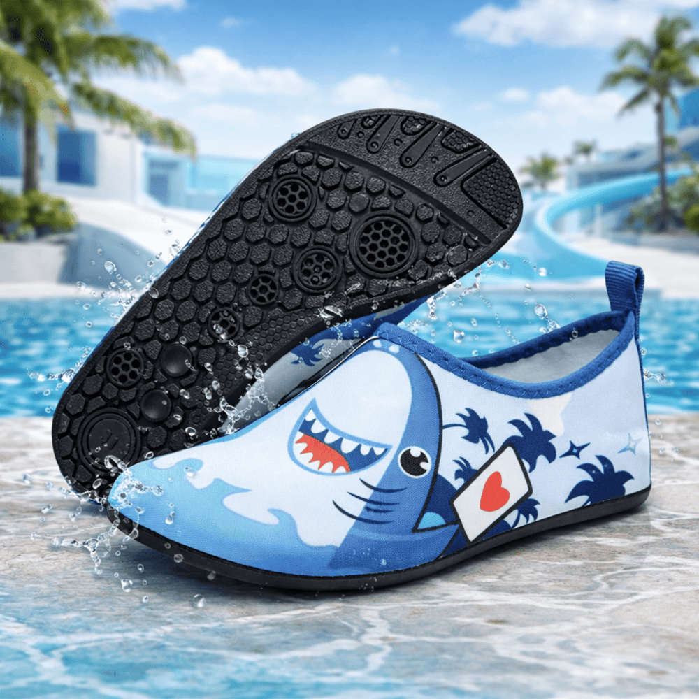 Chaussette piscine enfant antidérapante avec motif requin, conçue pour éviter les glissades sur sol mouillé.