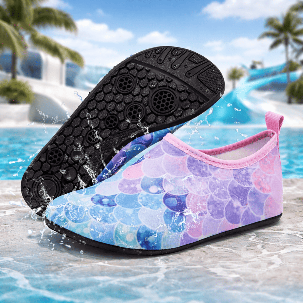 Chaussette piscine enfant avec semelle antidérapante et motif écailles colorées, idéale pour marcher en toute sécurité autour de la piscine.