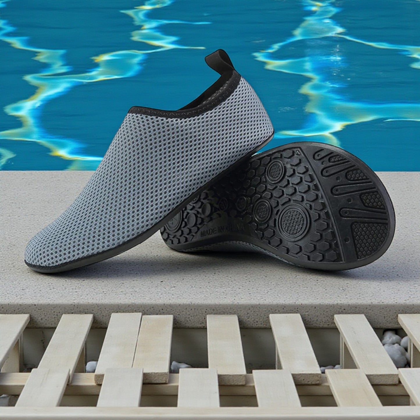 Chaussette piscine grise légère et antidérapante Les Aquatiques adaptée piscine, plage et activités nautiques.