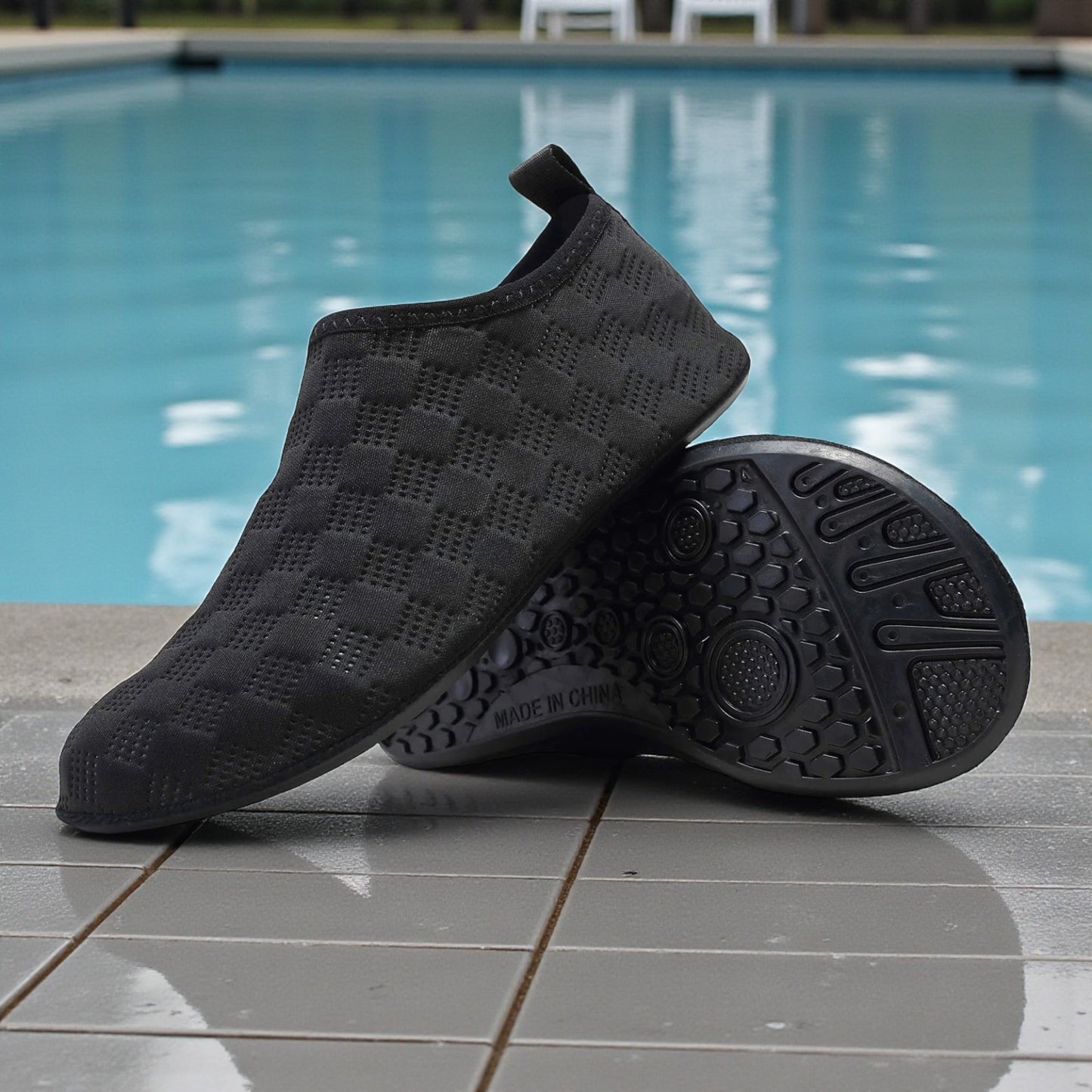 Chaussette piscine noire antidérapante motif carreaux Les Aquatiques pour marcher autour de la piscine en sécurité.