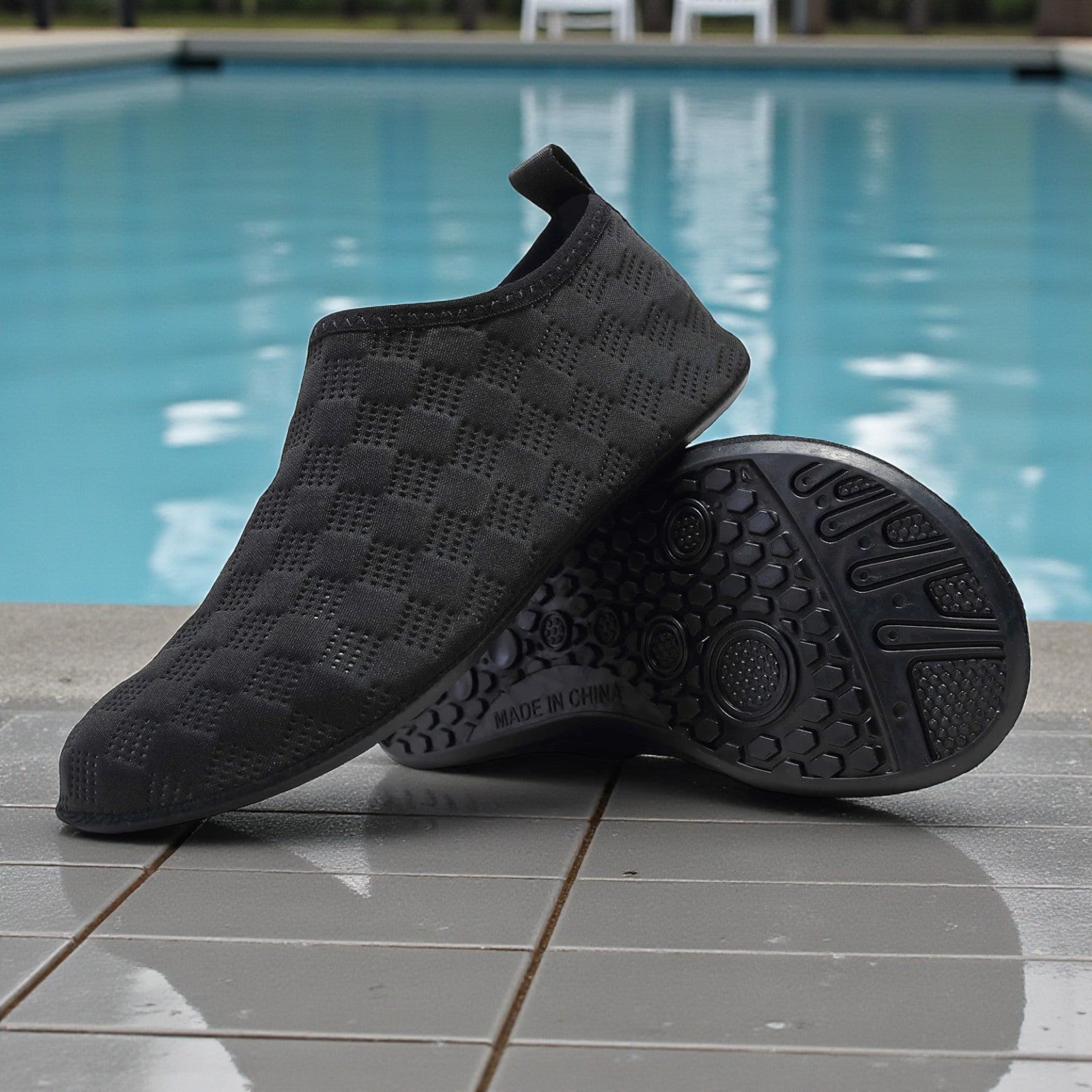 Chaussette piscine noire antidérapante motif carreaux Les Aquatiques pour marcher autour de la piscine en sécurité.