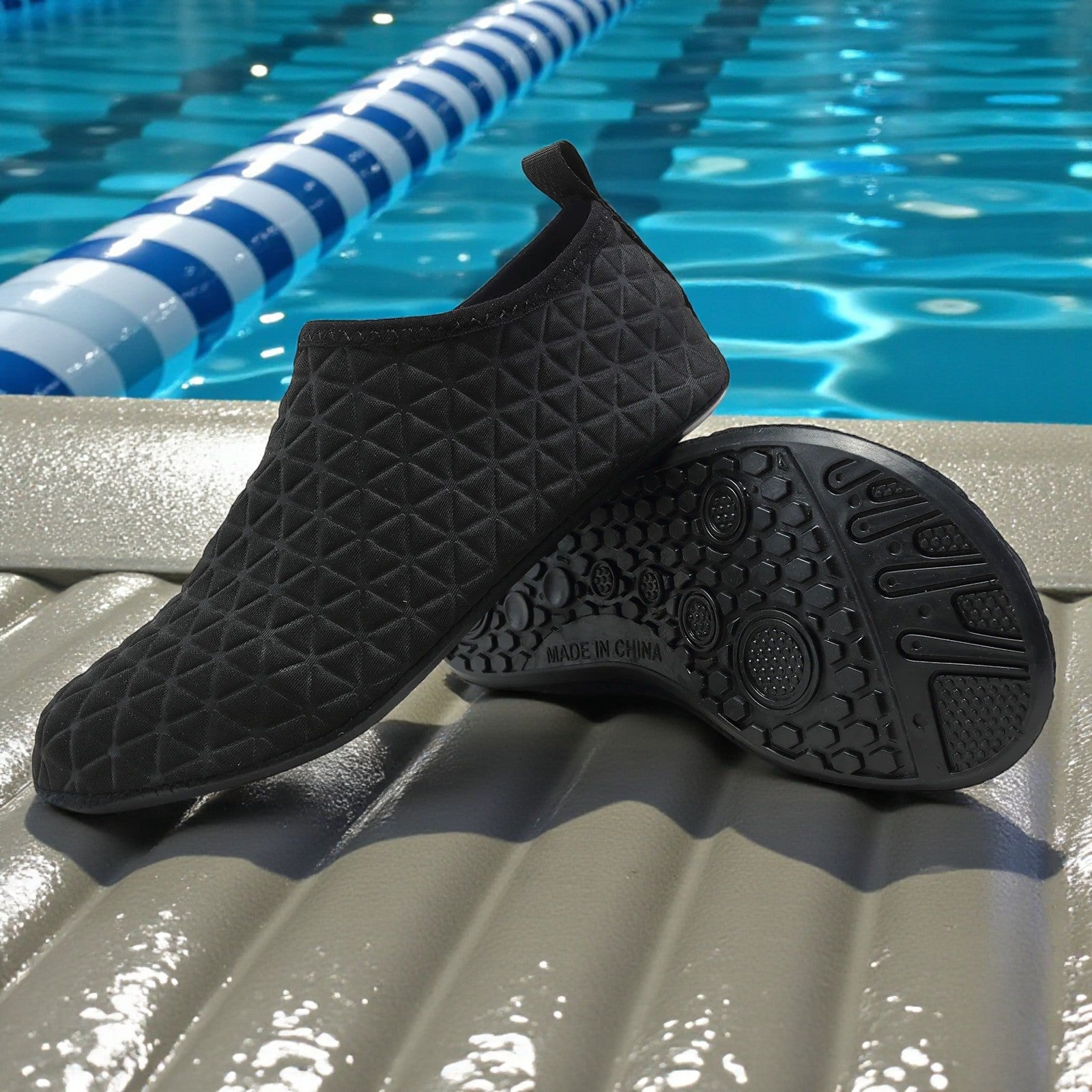 Chaussette piscine noire motif diamant Les Aquatiques pour protection du pied et adhérence sur sol mouillé.