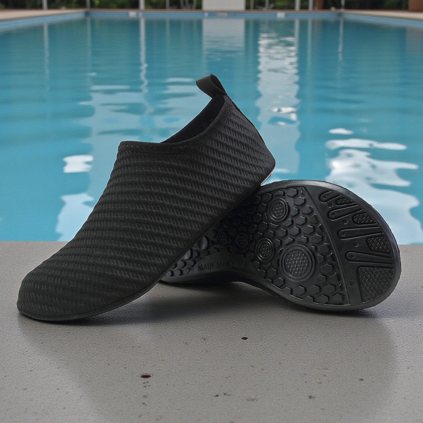 Chaussette piscine noire respirante texture ondulée Les Aquatiques avec semelle antidérapante.
