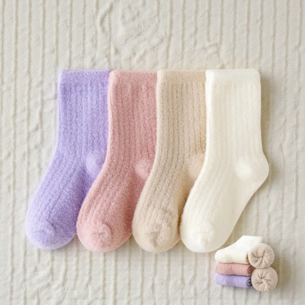 Chaussette polaire enfant aux couleurs douces, idéale pour garder les pieds bien au chaud en hiver.