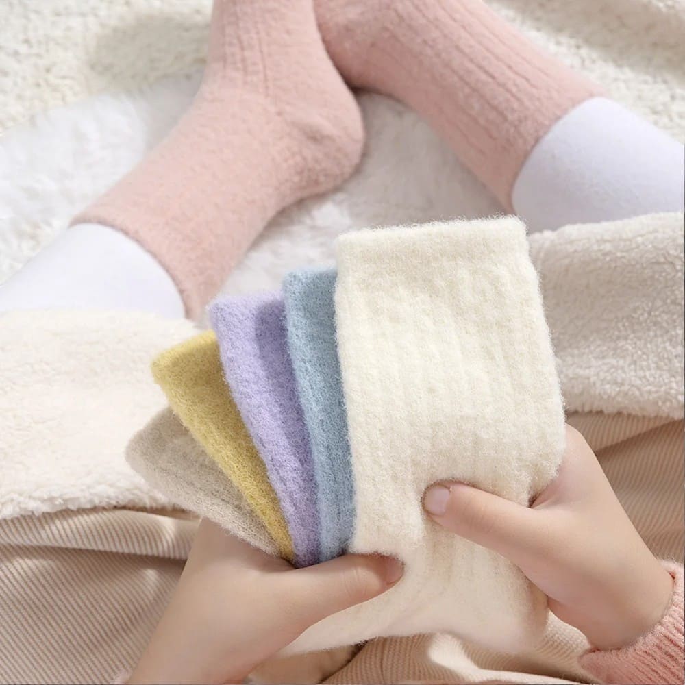 Lot de chaussettes polaires enfant confortables pour l’hiver et la maison.