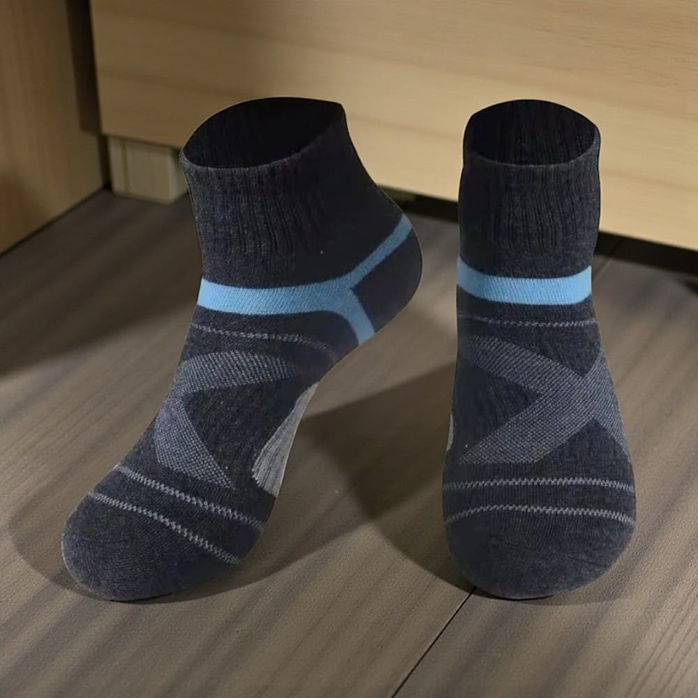 chaussette randonnée gris foncé bleu portée, chaussette amortissante pour marche longue distance.