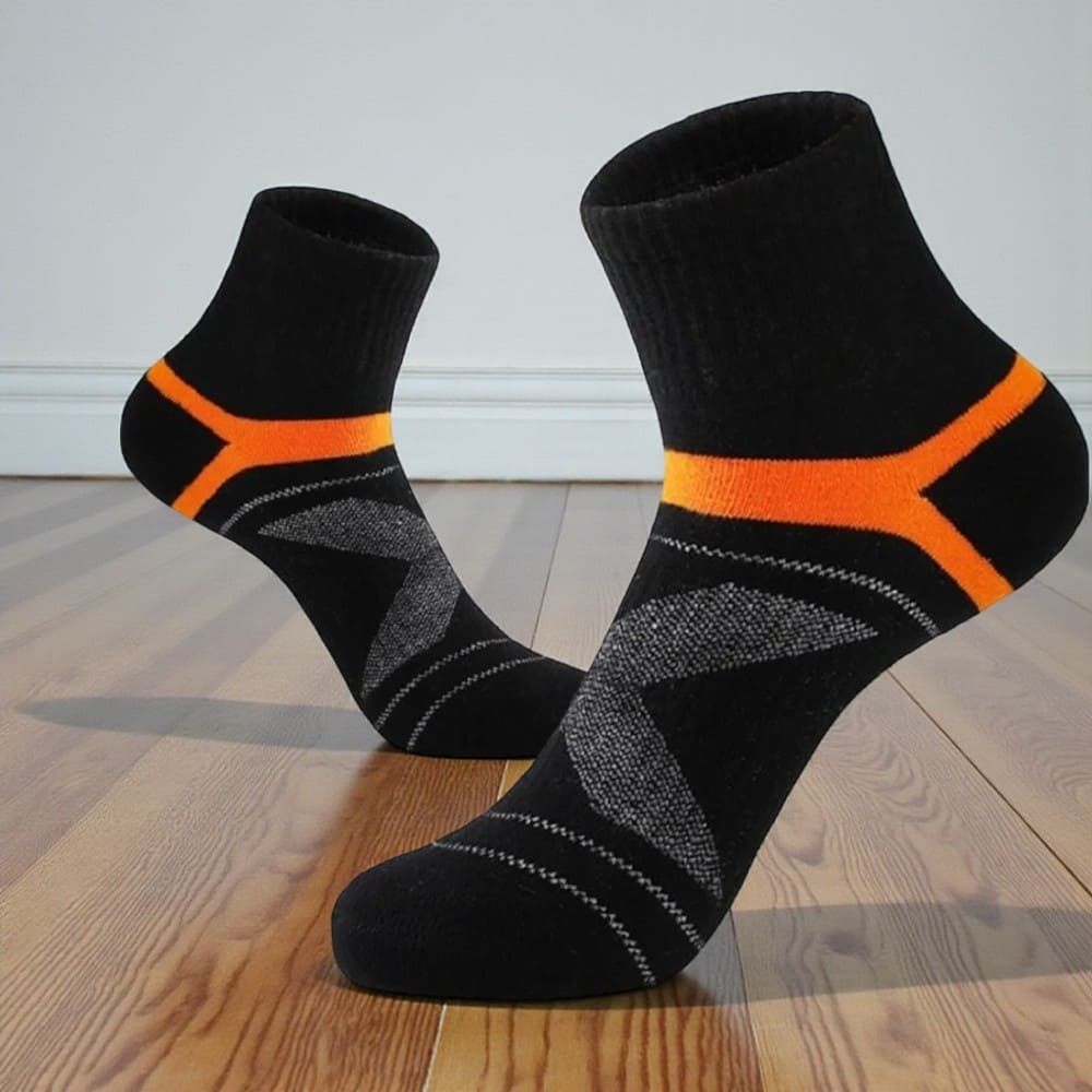 chaussette randonnée noir orange vue de côté, chaussette renforcée pour marche et outdoor.