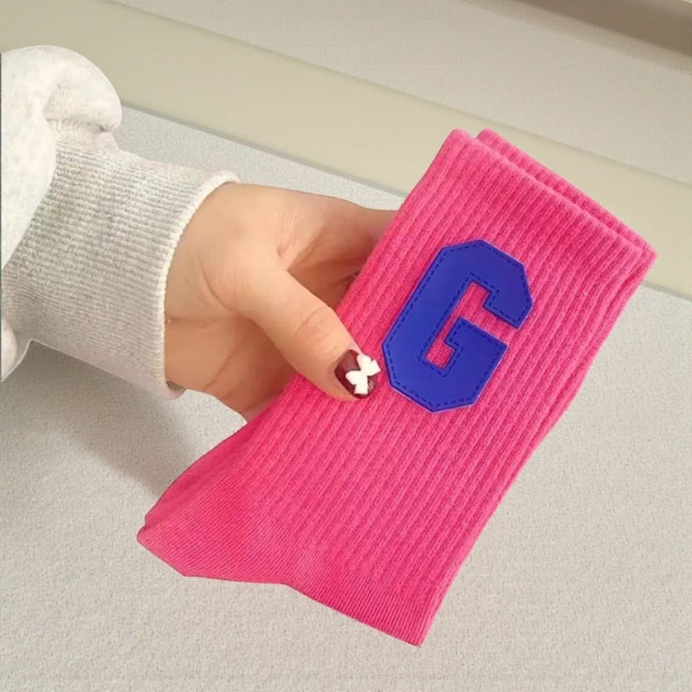 Chaussette rose foncé femme avec logo G bleu contrasté.