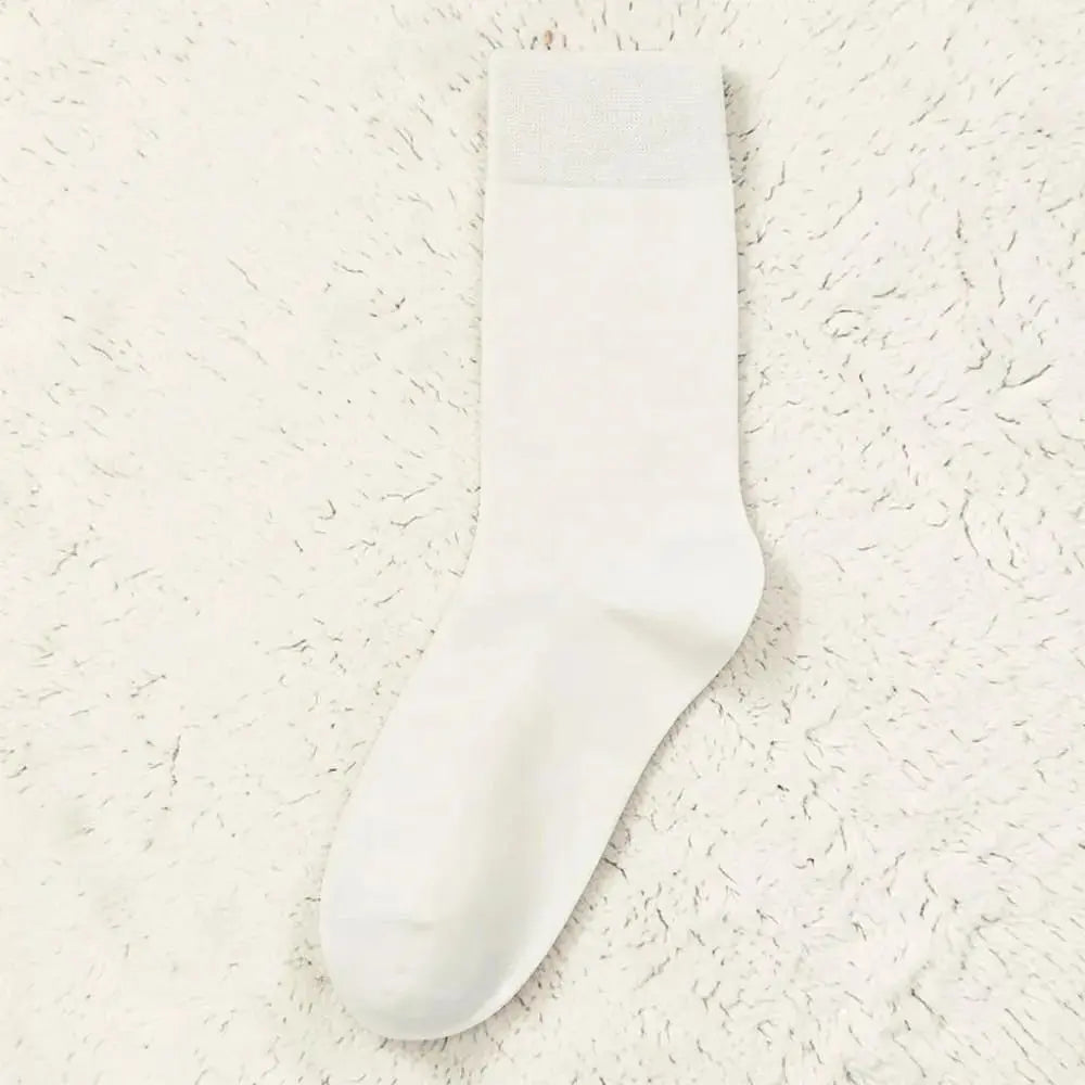 Chaussette sans couture blanche douce adaptée aux peaux sensibles.
