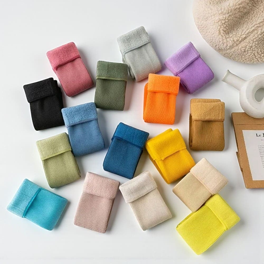 Chaussettes sans couture enfant en plusieurs couleurs, confort et douceur pour tous les jours.
