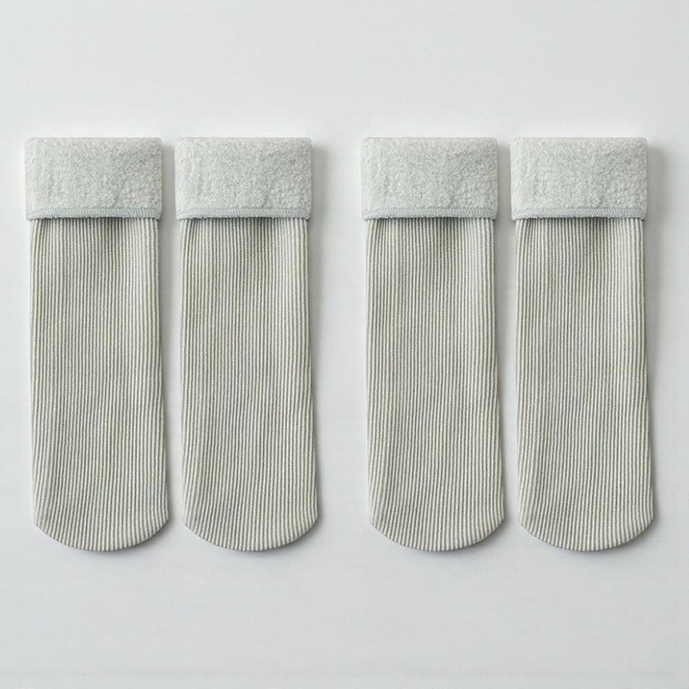 Chaussette sans couture enfant gris clair, idéale pour un usage quotidien sans irritation.