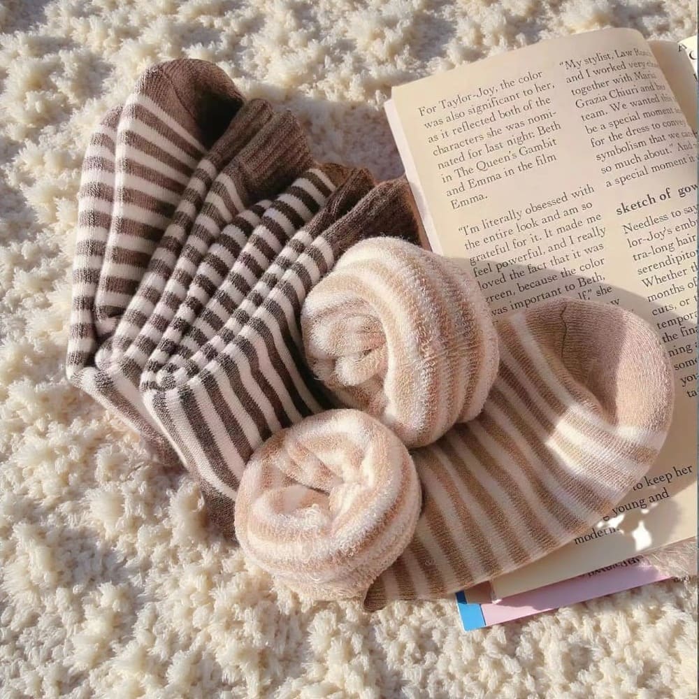 Détail de la maille d’une chaussette thermique enfant conçue pour une isolation optimale du froid.