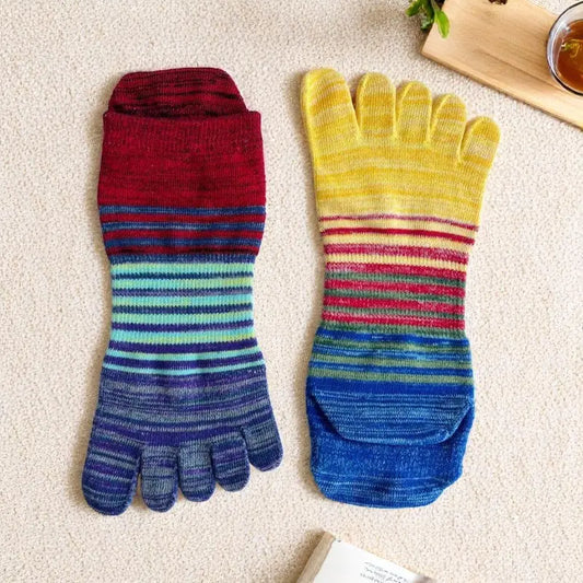 Chaussettes rayées multicolores à doigts de pied pour usage quotidien ou sport.