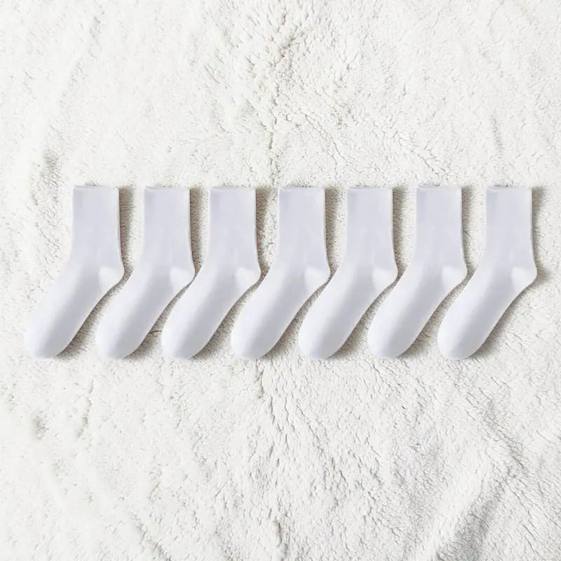 Lot de chaussettes anti transpiration homme blanches respirantes.