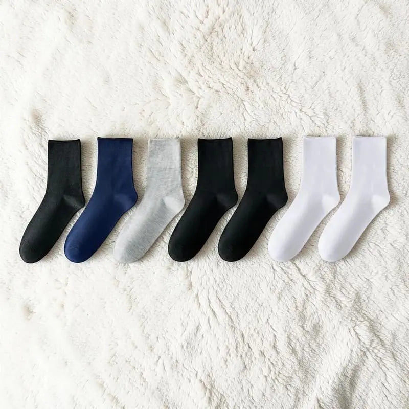 Chaussettes anti transpiration homme en plusieurs couleurs noir gris blanc et bleu.