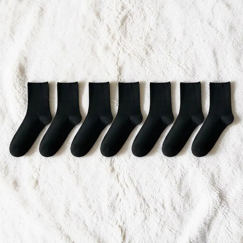 Lot de chaussettes anti transpiration homme noires confortables et respirantes.