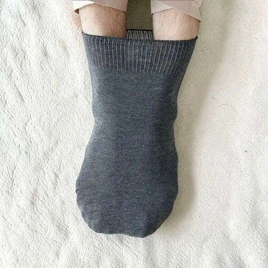 Chaussettes anti transpiration homme portées pour un confort optimal au quotidien.