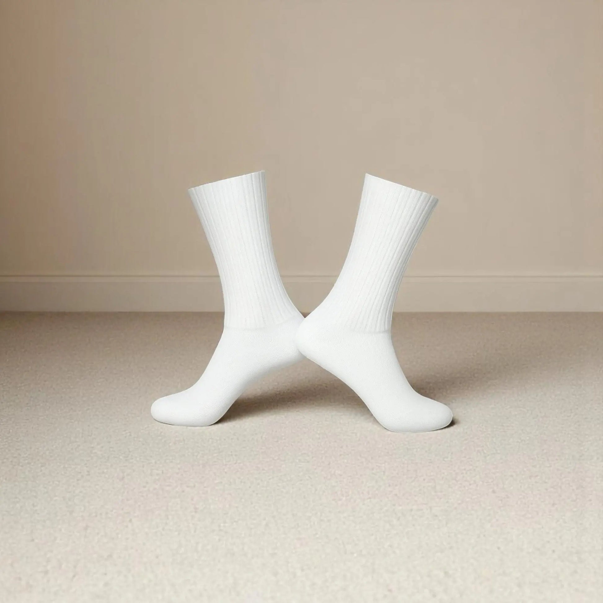 Chaussettes antidérapantes blanches croisées pour homme.