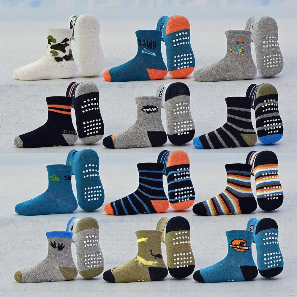 Lot de chaussettes antidérapantes enfant avec différents motifs et couleurs, semelle grip.