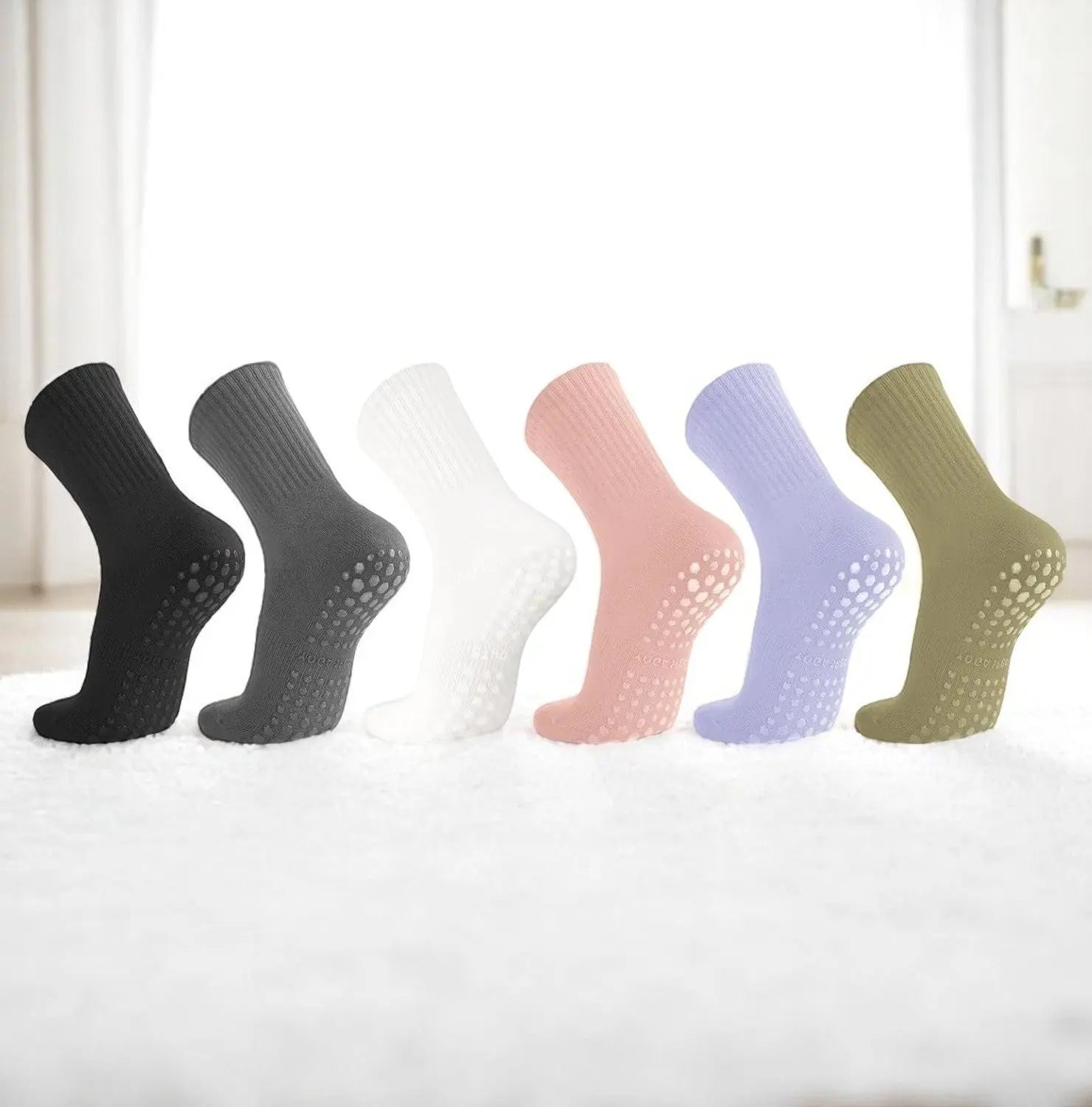 Collection de chaussettes antidérapantes femme aux teintes douces et naturelles.