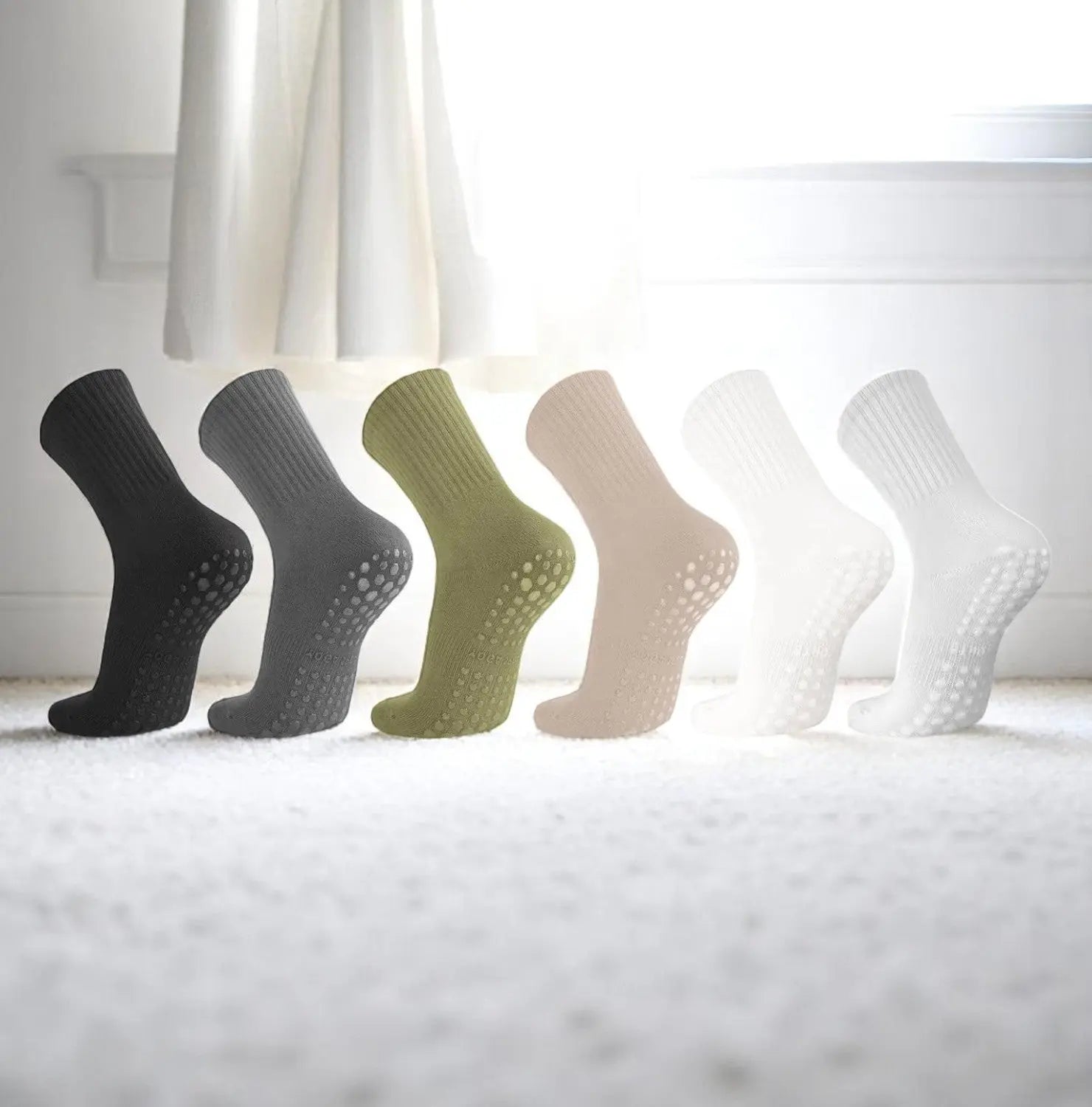 Gamme de chaussettes antidérapantes femme dans plusieurs couleurs pastel sous lumière naturelle.