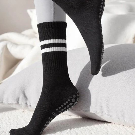 Chaussettes antidérapantes pour femme en noir avec bandes blanches, parfaites pour un usage quotidien confortable.